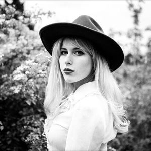Holly Macve Holly Macve