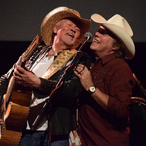 Los Pacaminos featuring Paul Young