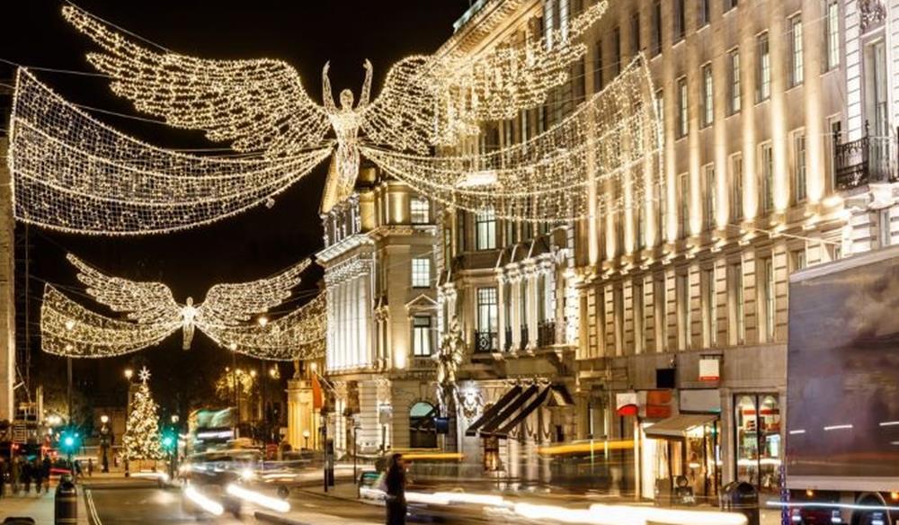 London Christmas Lights Bus Tour With Live Guide