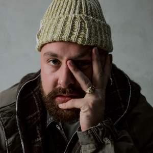 Quarters Presents Window Kid