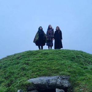 TRISTWCH Y FENYWOD + ANNA PEAKER