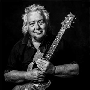 Bernie Marsden Plays 'Ready An' Willing' Bernie Marsden Plays 'Ready An' Willing'