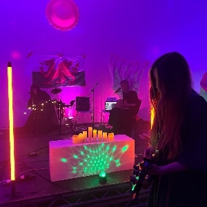 TRISTWCH Y FENYWOD + ANNA PEAKER