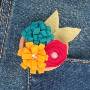 043-Floral Button Brooch