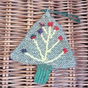 035-Knitting and embroidery.