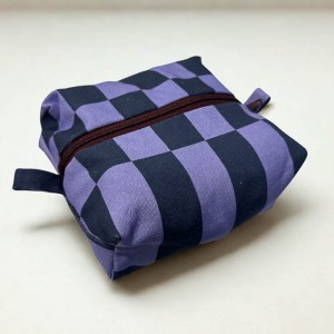 225-Zippered Pouch on an Overlocker
